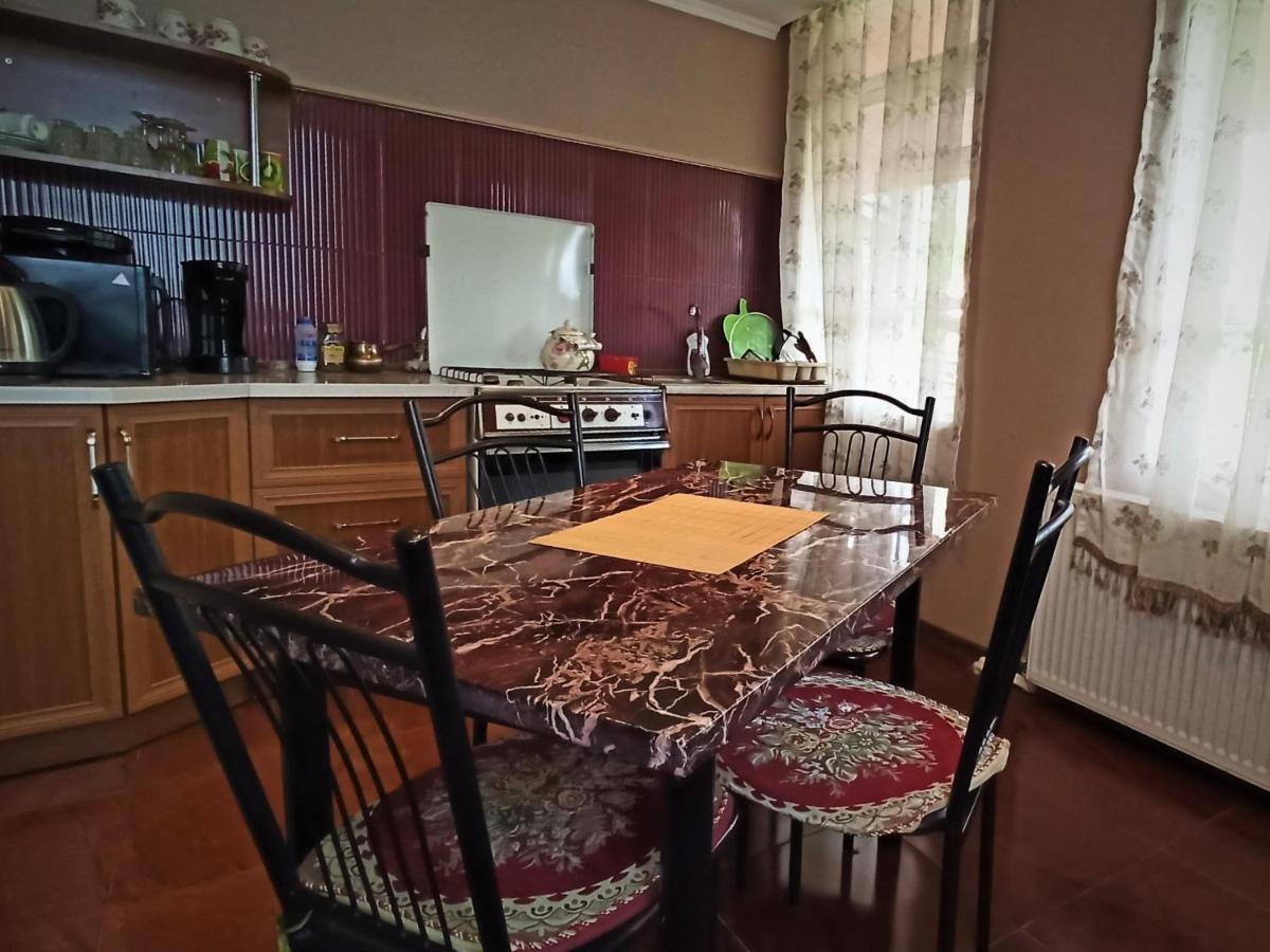 Guesthouse Lilia &Wine Celler เทลาวี ภายนอก รูปภาพ